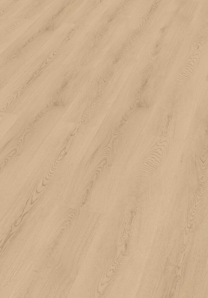 Heller Holz-Look Vinylboden SPC Soltau Oak 5 mm Verschleißklasse 34 mit natürlicher Maserung, diagonal verlegt.
