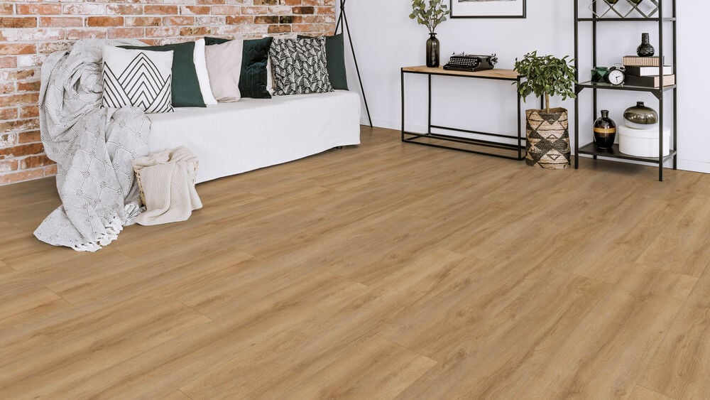 Laminatgulv Kiel Wide Grand oak Sand 8 mm Slitasjegruppe AC4/32 lagt i et moderne rom med en hvit benk.