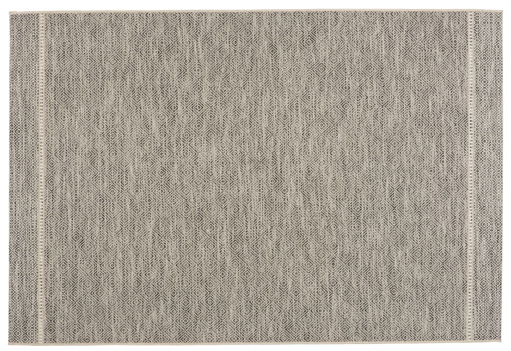 Musta sisal-look matto polypropeenista lattialla.