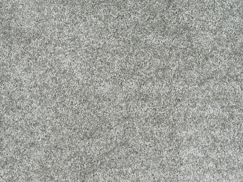 Grå filtmatta med kort lugg och mjuk yta.