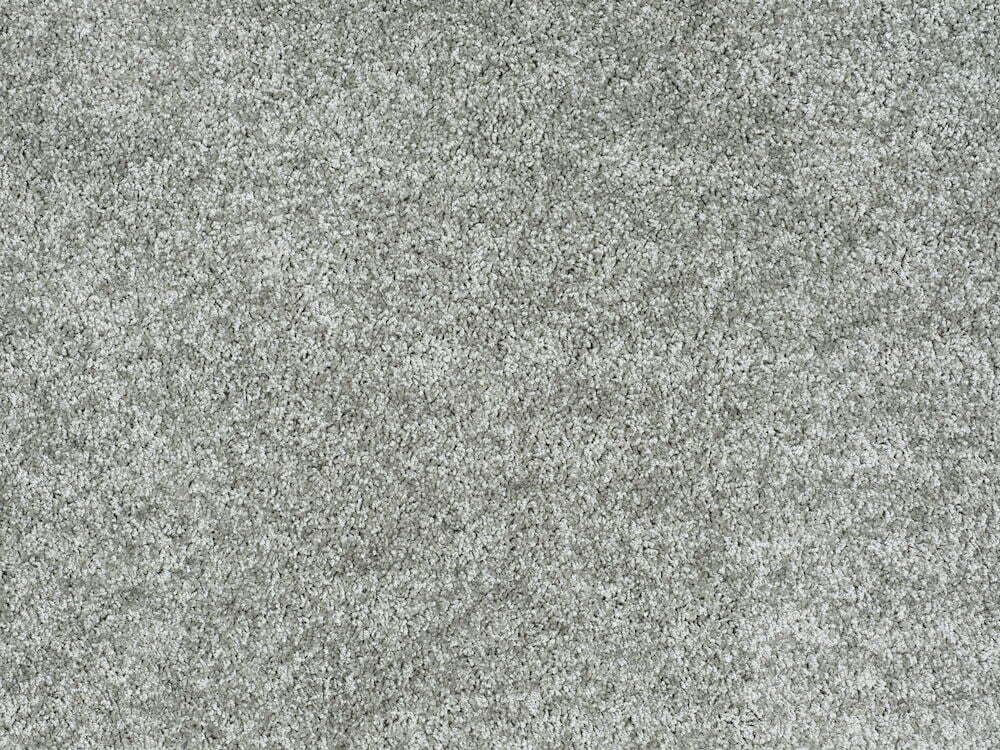 Grauer glänzender Teppich mit kurzem und weichem Flor.