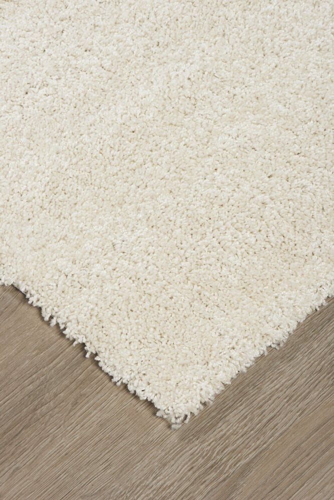 Ljus naturfärgad matta på trägolv.