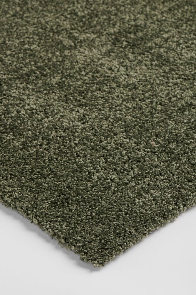 Matto Lizette, teksturoidusta vihreästä polypropeenista valmistettu matto, jossa on nukka, vinosti kuvattu lähikuvassa.