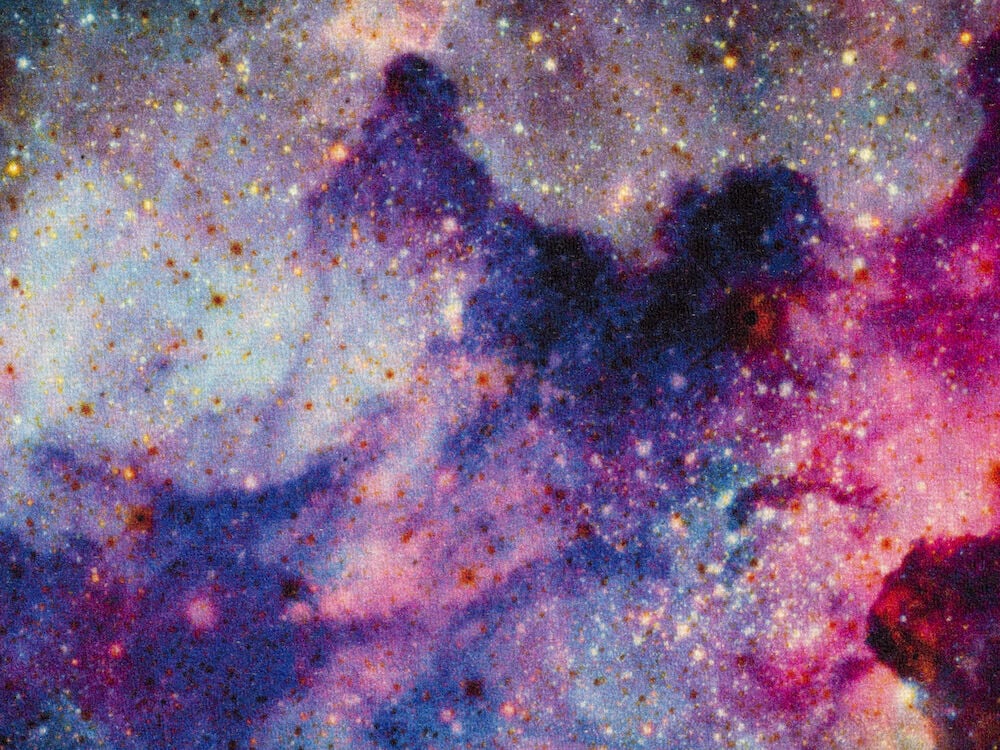 Matta i blandade färger med abstrakt galaxmönster.