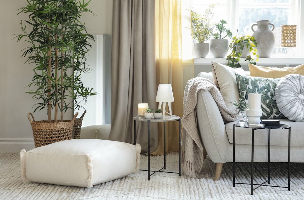 Offwhite matta med fransar under soffa och bord.