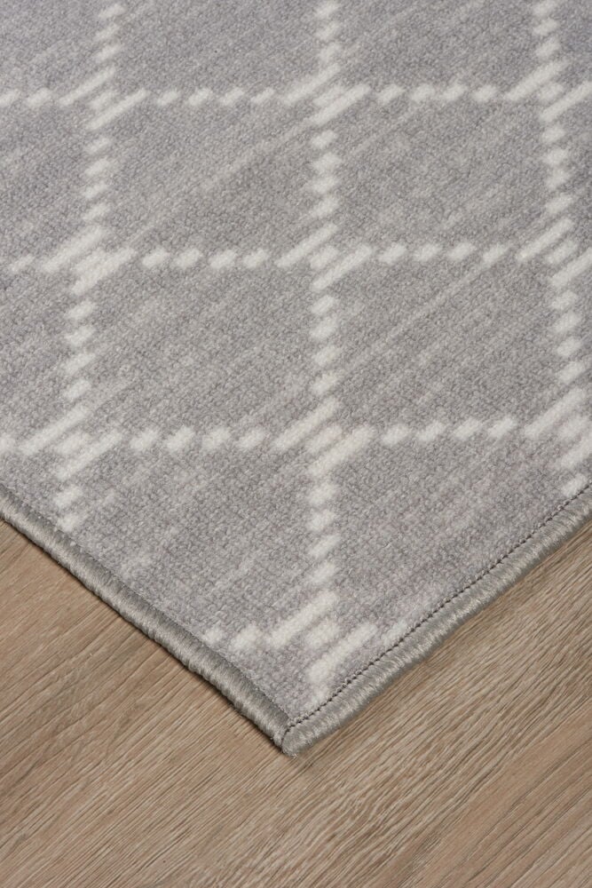 Grå rektangulär matta med vitt rutmönster.