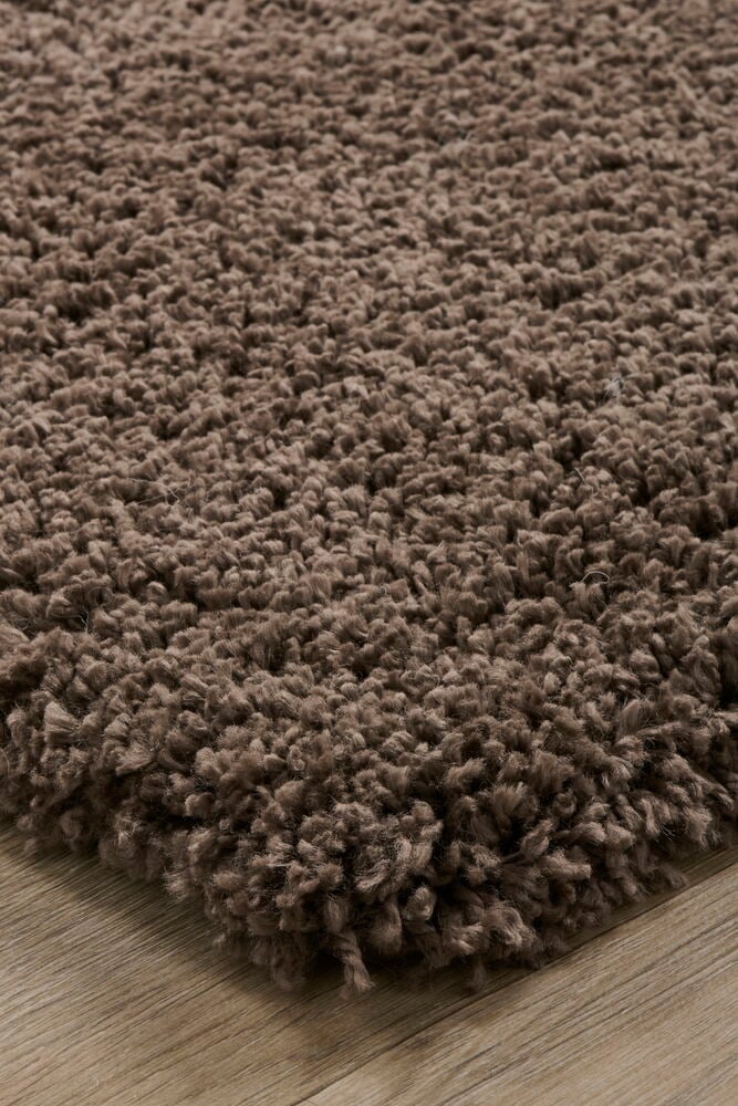 Weicher brauner Hochflor-Teppich auf dem Boden.