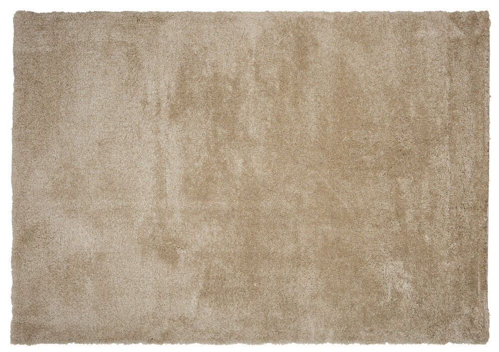 En rektangulär Elin beige polypropenmatta med lurvig textur.