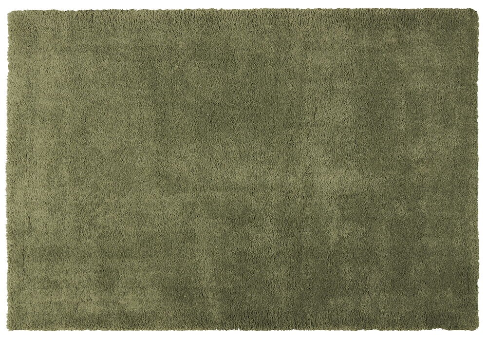 Suuri vihreä ryijymatto tiheällä ja pehmeällä nukalla.