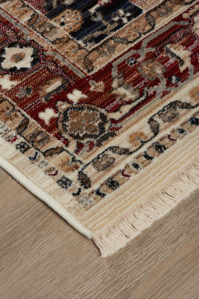 Ecke eines mehrfarbigen Teppichs mit orientalischem Muster.