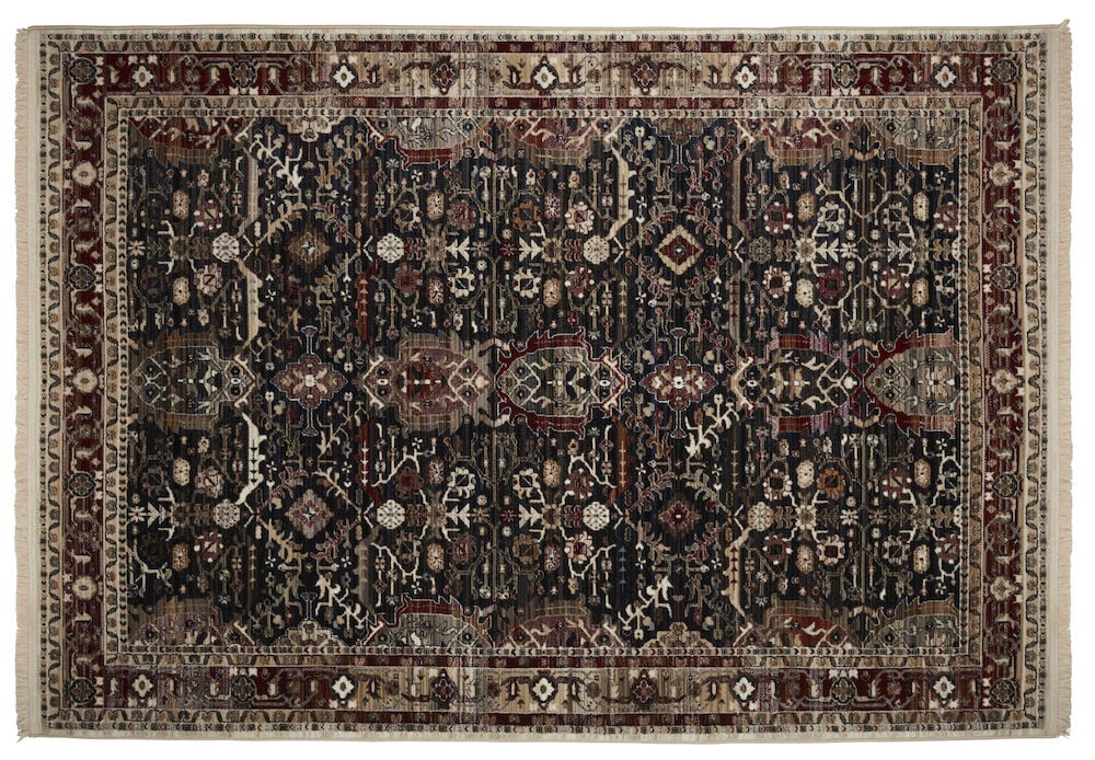 Suorakulmainen monivärinen matto, jossa on itämainen kuvio.