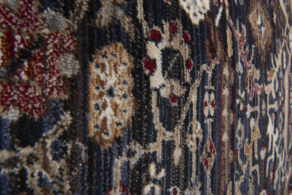 Nahaufnahme eines mehrfarbigen Teppichs mit orientalischem Muster.