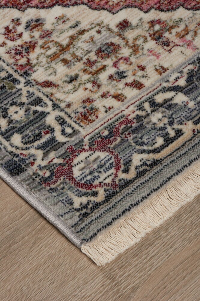 Hörnet av en multifärgad matta med orientaliskt mönster.