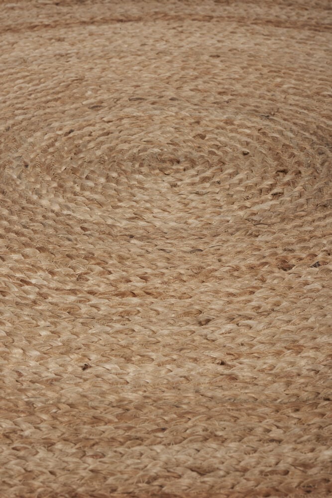 Handvävd sandfärgad jute matta i närbild.
