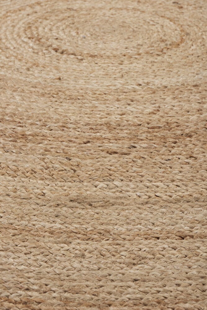Handvävd rund jute matta med sandfärgad ton.