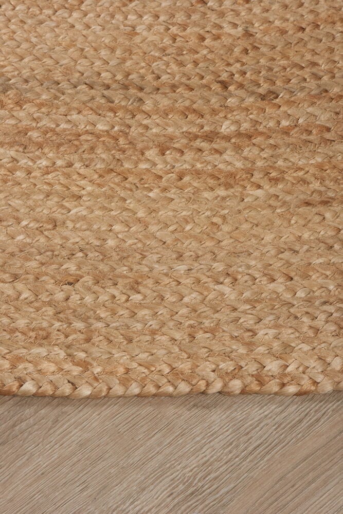 Handvävd jute matta i sandfärg på golv.
