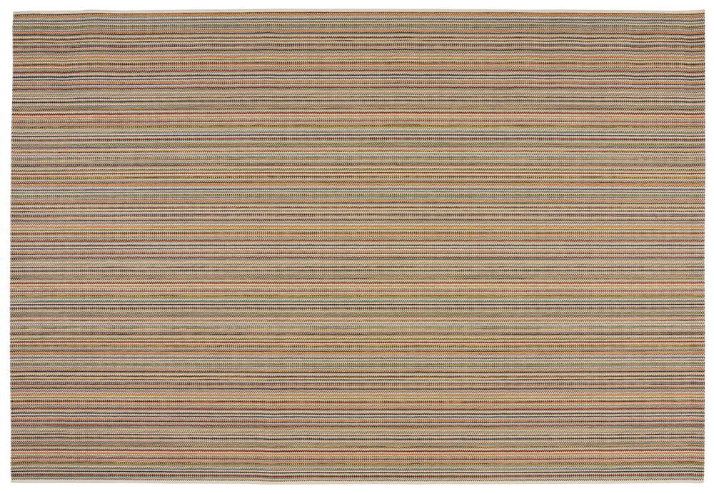 En multifärgad matta med tunna horisontella ränder.