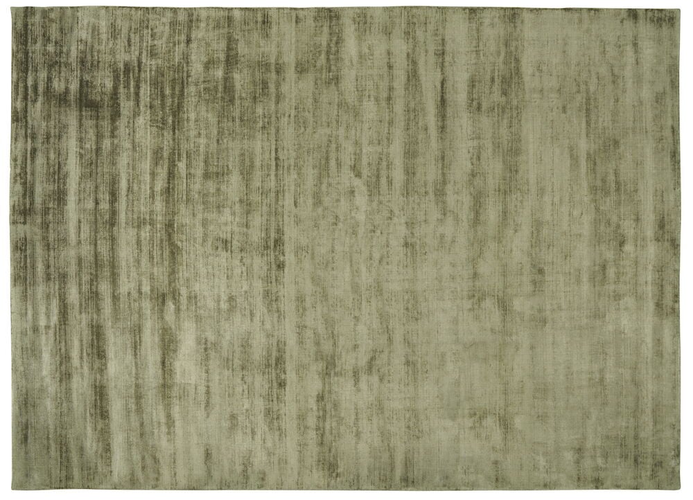 Handvävd olivgrön matta med silkeslen yta.