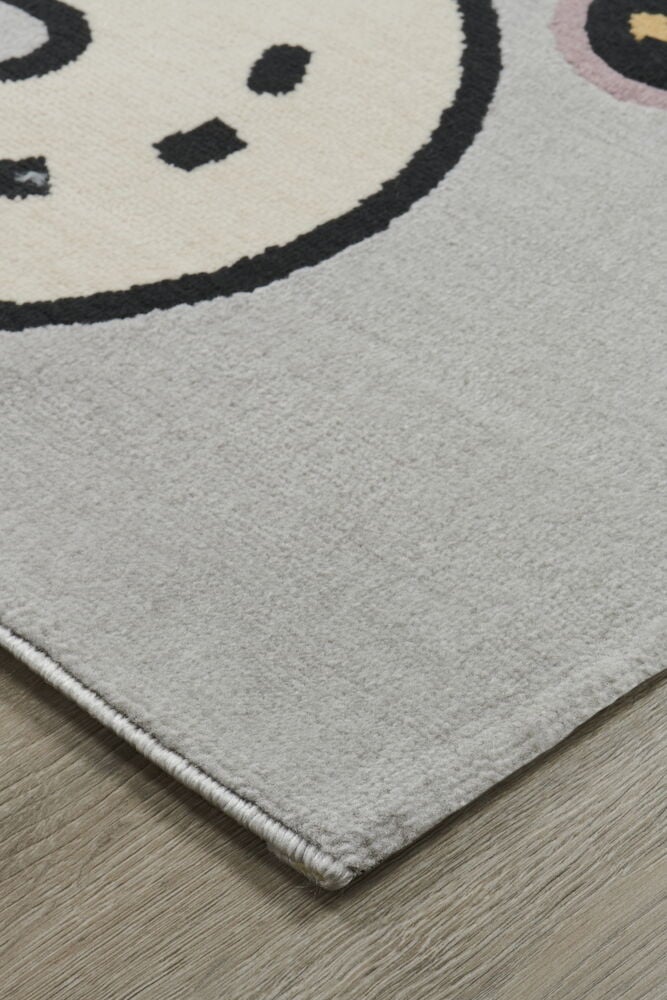 Hörnet av en multifärgad matta på golvet.