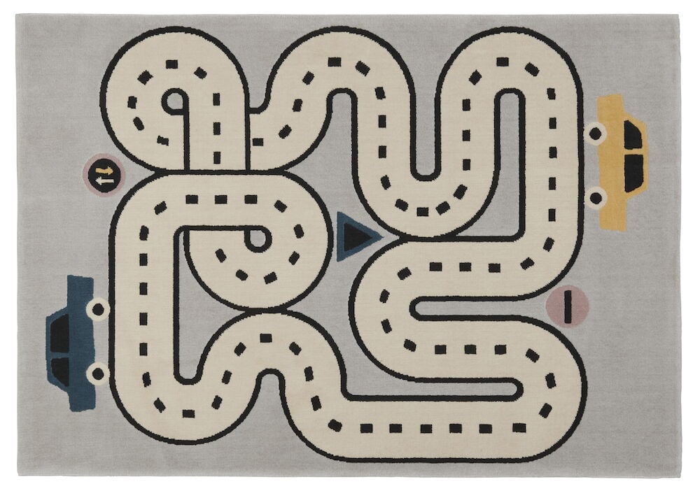 Lekmatta med bilbana och mönstrade bilar.