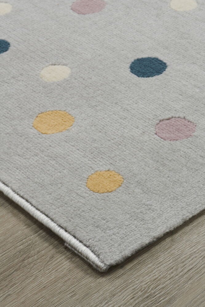 Grå matta med färgglada runda prickar.