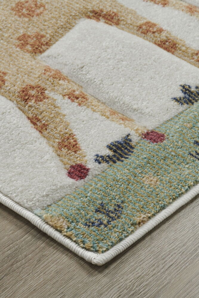 Lähikuva värikkäästä eläinteemaisesta matosta lattialla.