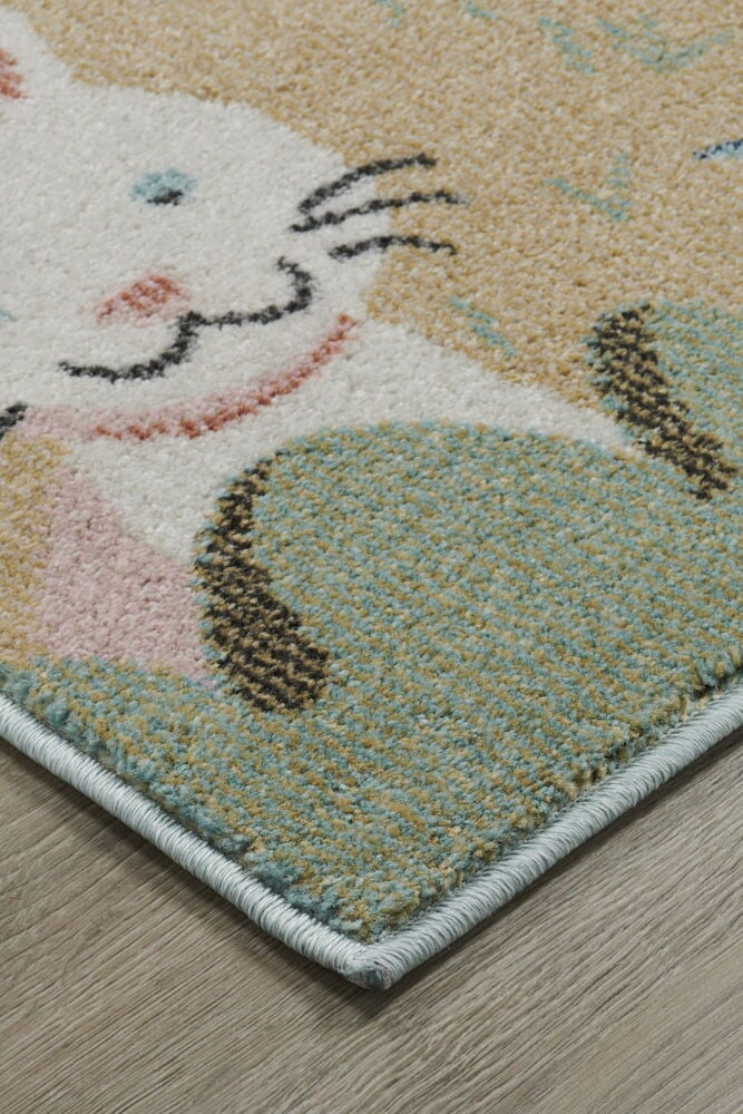 Färgglad matta med djurmotiv för barnrum.