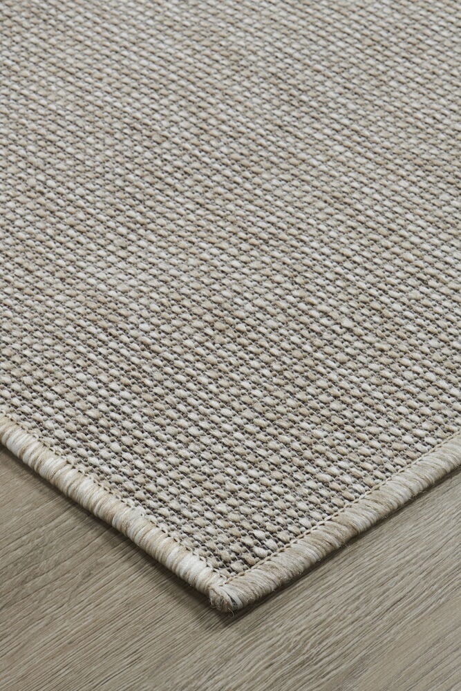 Beige enfärgad matta med vävd sisallook.