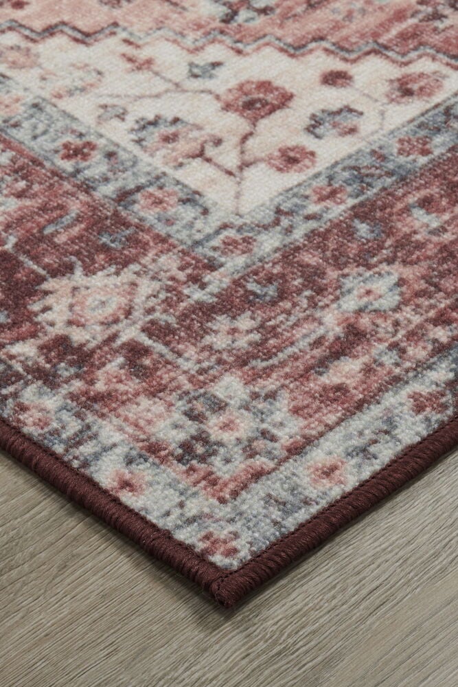 Kulmikko klassisesti kuvioidun monivärisen maton.