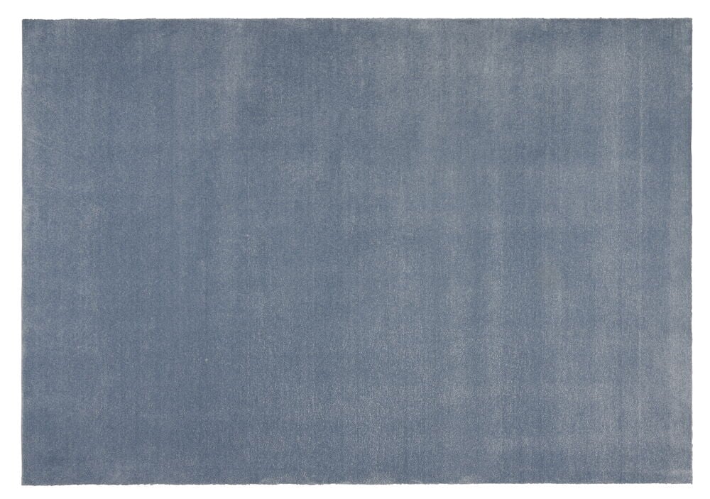 Suorakulmainen sininen matto yksivärisellä designilla.