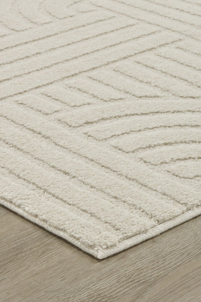 Vaalea kermanvärinen matto graafisella kuviolla.