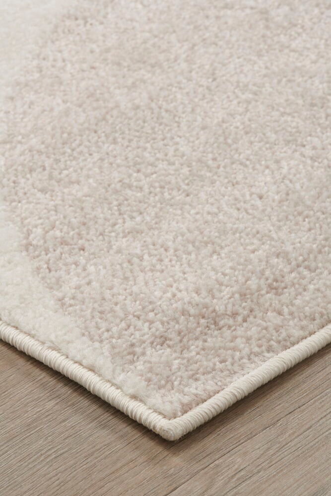 Beiger Teppich aus Polypropylen auf Holzboden.