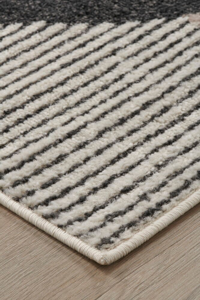 Närbild på grå och beige randig matta hörn.