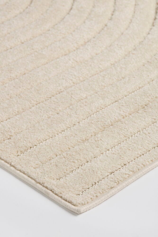 Off-white Polypropen Teppe Tindra med teksturert overflate og hevede parallelle linjer.