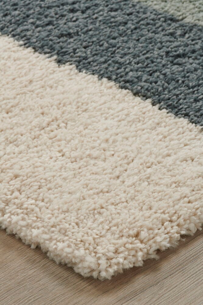 Närbild av multifärgad matta med tjock lugg.