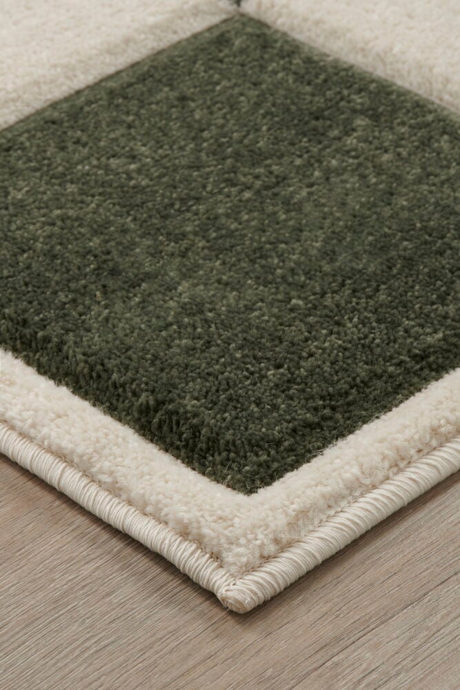 Grön och beige matta med rutigt mönster.
