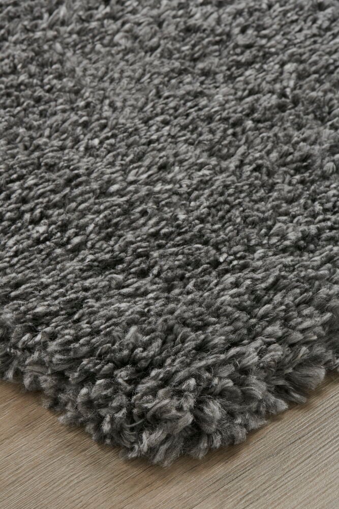 Harmaa suorakaiteen muotoinen matto, jossa on pitkä nukka.