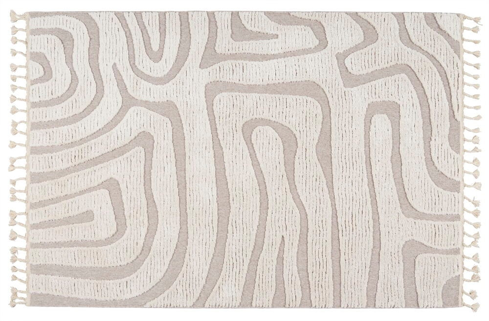 Beiger Teppich mit organischem Muster und hellen Fransen.