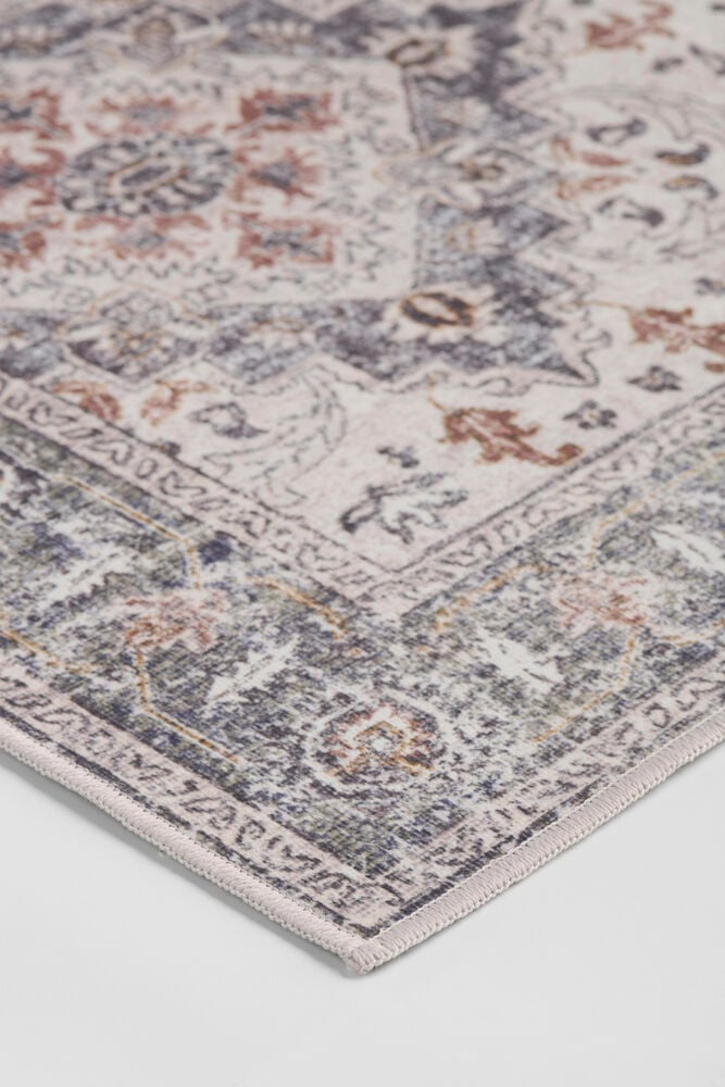 Närbild av en Grå Polyester Matta Clara med slitet orientaliskt mönster och ljus kant.