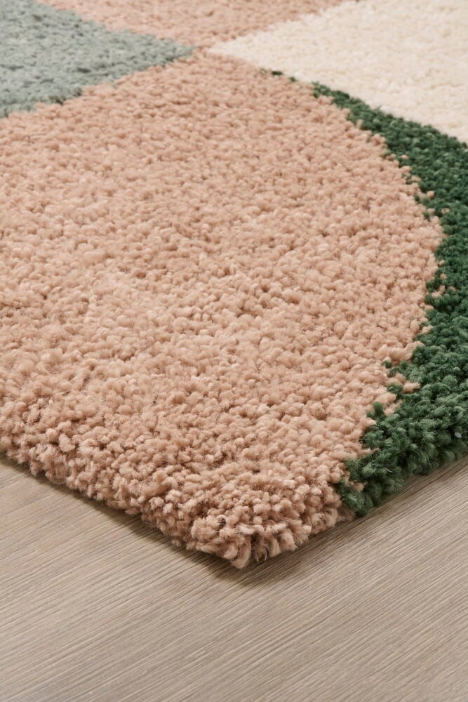 Beige och grön fluffig matta på golv.