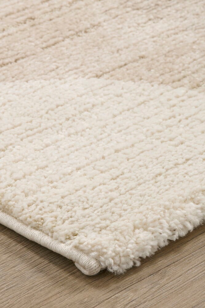 Beige polyester matta på ljust trägolv.