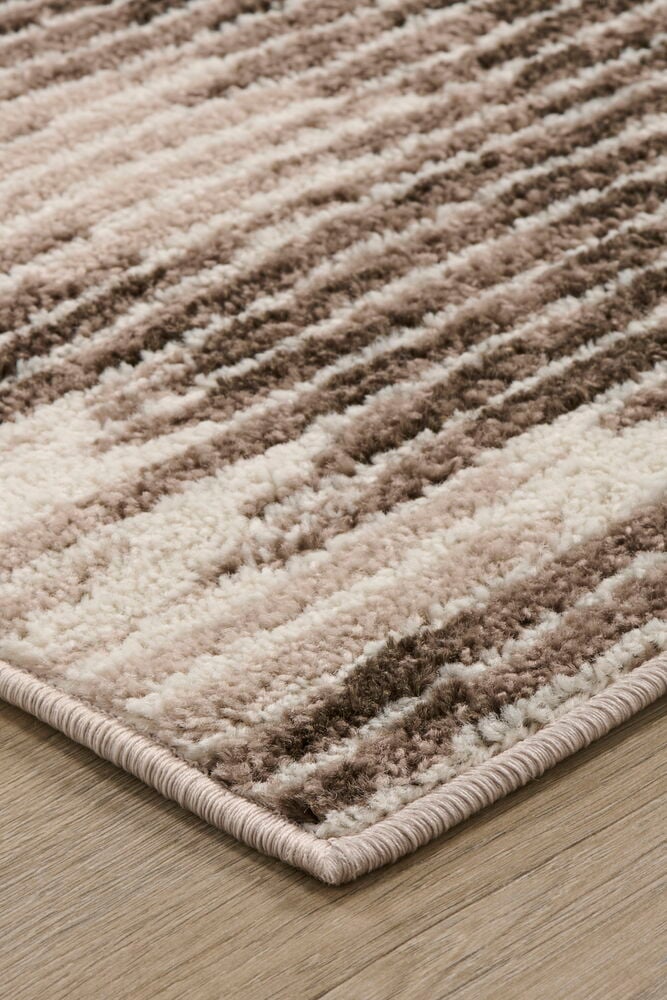 Braungestreifter Teppich mit weicher Oberfläche auf Holzboden.