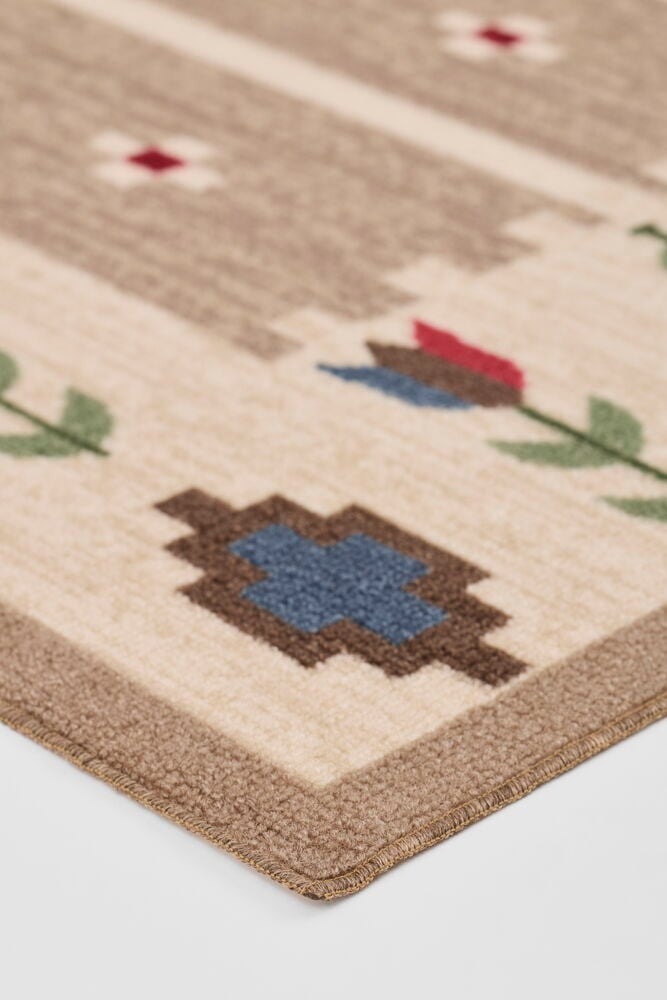 Lähikuva Matto Zelda 133x185 cm Beige Polyamidi -matosta, jossa pikselöityjä kukka- ja geometrisia kuvioita ja ruskea reuna.