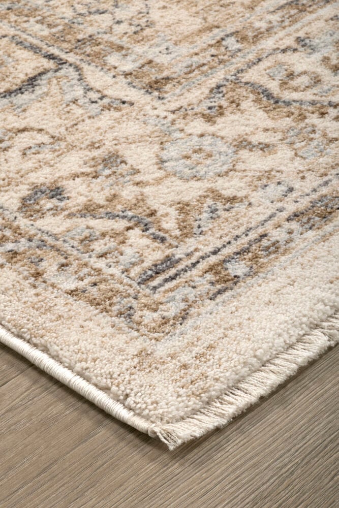 Beige polyester Matta Amira med bruna och grå mönster, 160x240 cm, på trägolv.