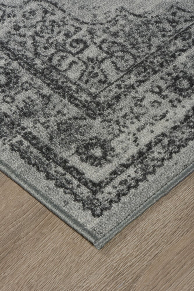 Grå gångmatta med tryckt mönster på trägolv.