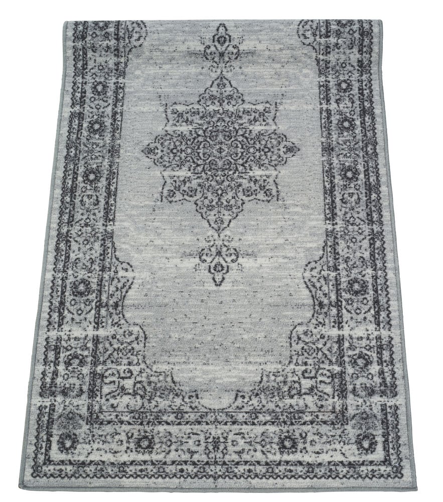 Harmaa käytävämatto, jossa on painettu itämainen kuvio.