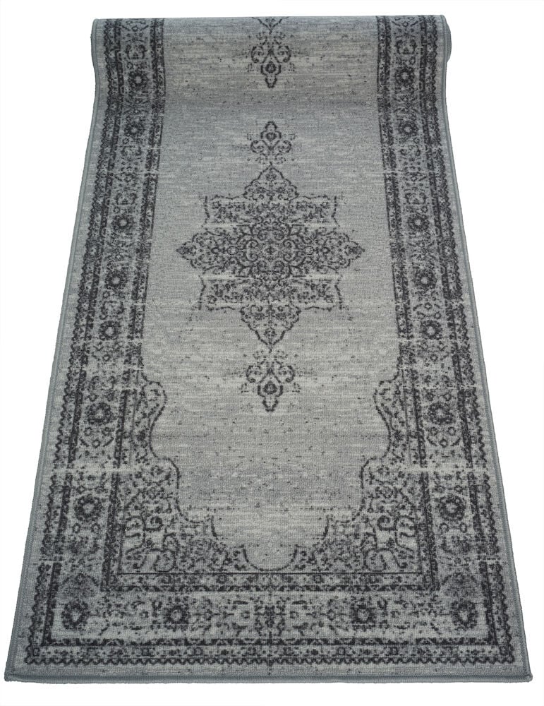 Harmaa suorakulmainen käytävämatto, jossa on itämainen kuvio.