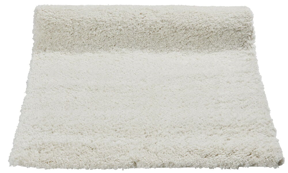 Valkoinen shaggy-matto, jossa on paksu nukka.