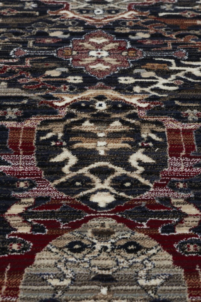 Läufer mit orientalischem Muster in mehreren Farben.