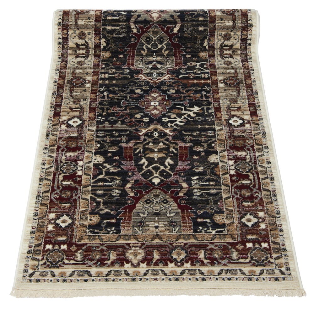 Käytävämatto, jossa on itämaista kuviota useissa väreissä.